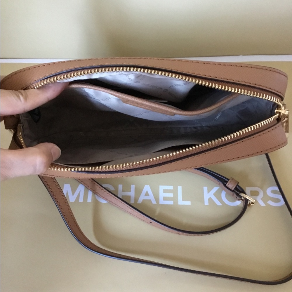 🌿Michael Kors Large Crossbody Shoulder Bag NWT. - Picture 4 of 8